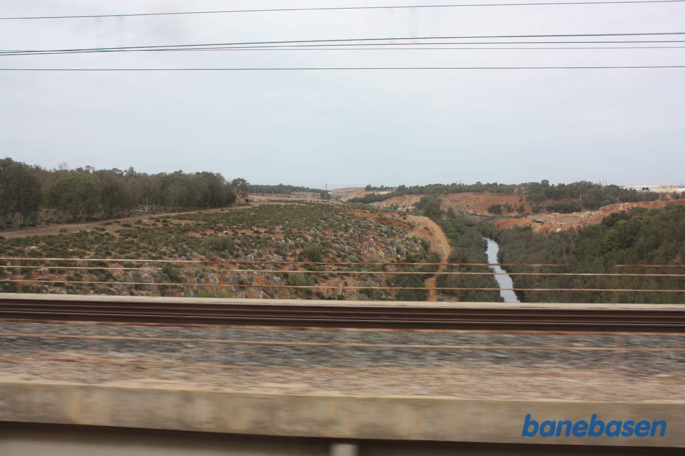 Vi kører over en kløft