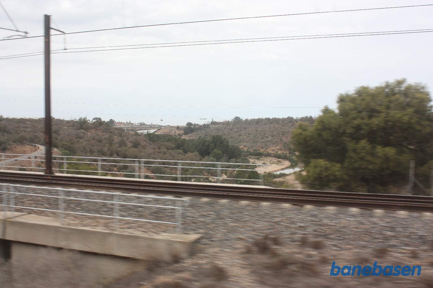 Nok et af de mange vandløb krydses, her Oued Nfifikh