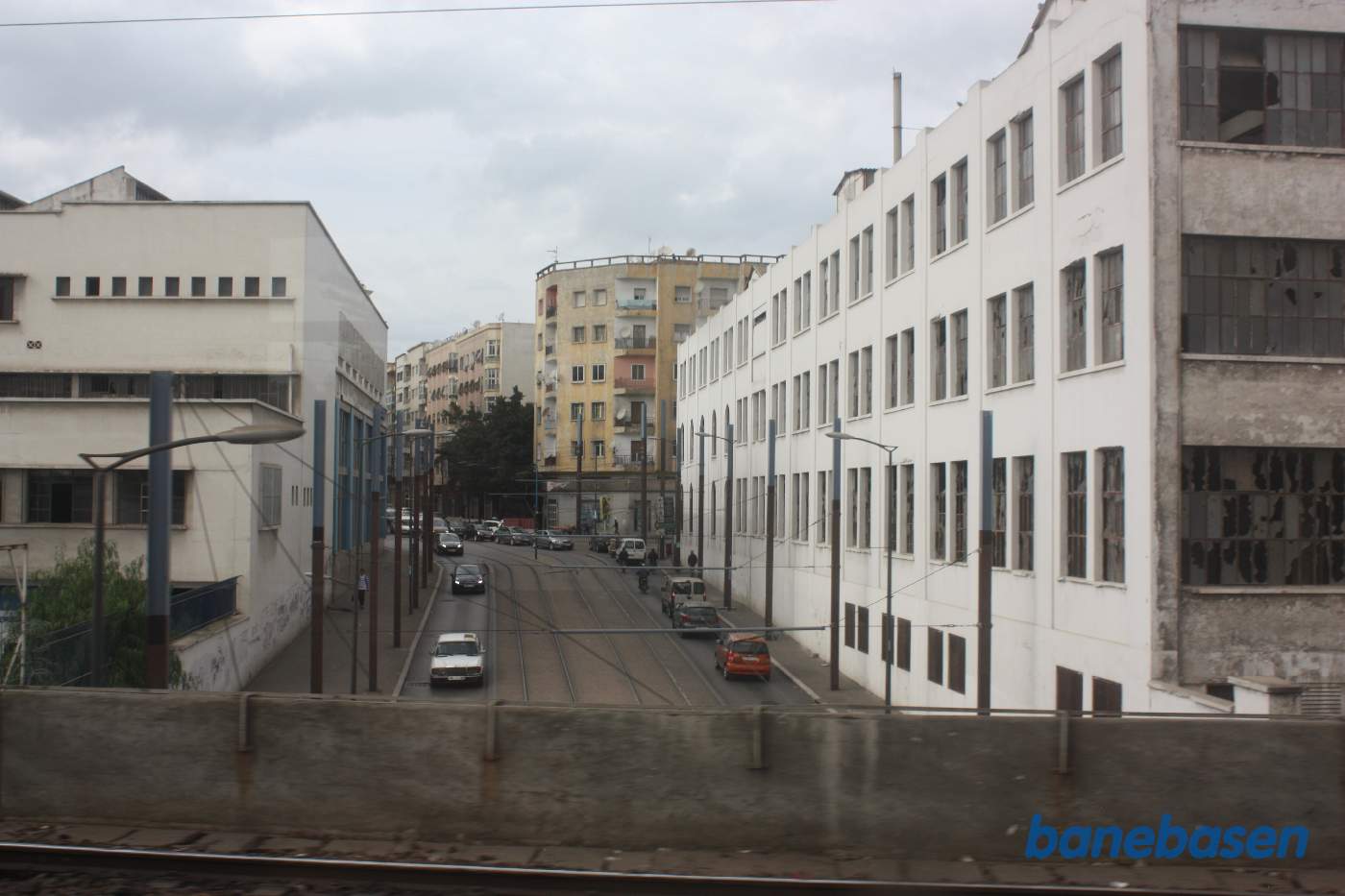 Vi kører over en gade med sporvognsspor