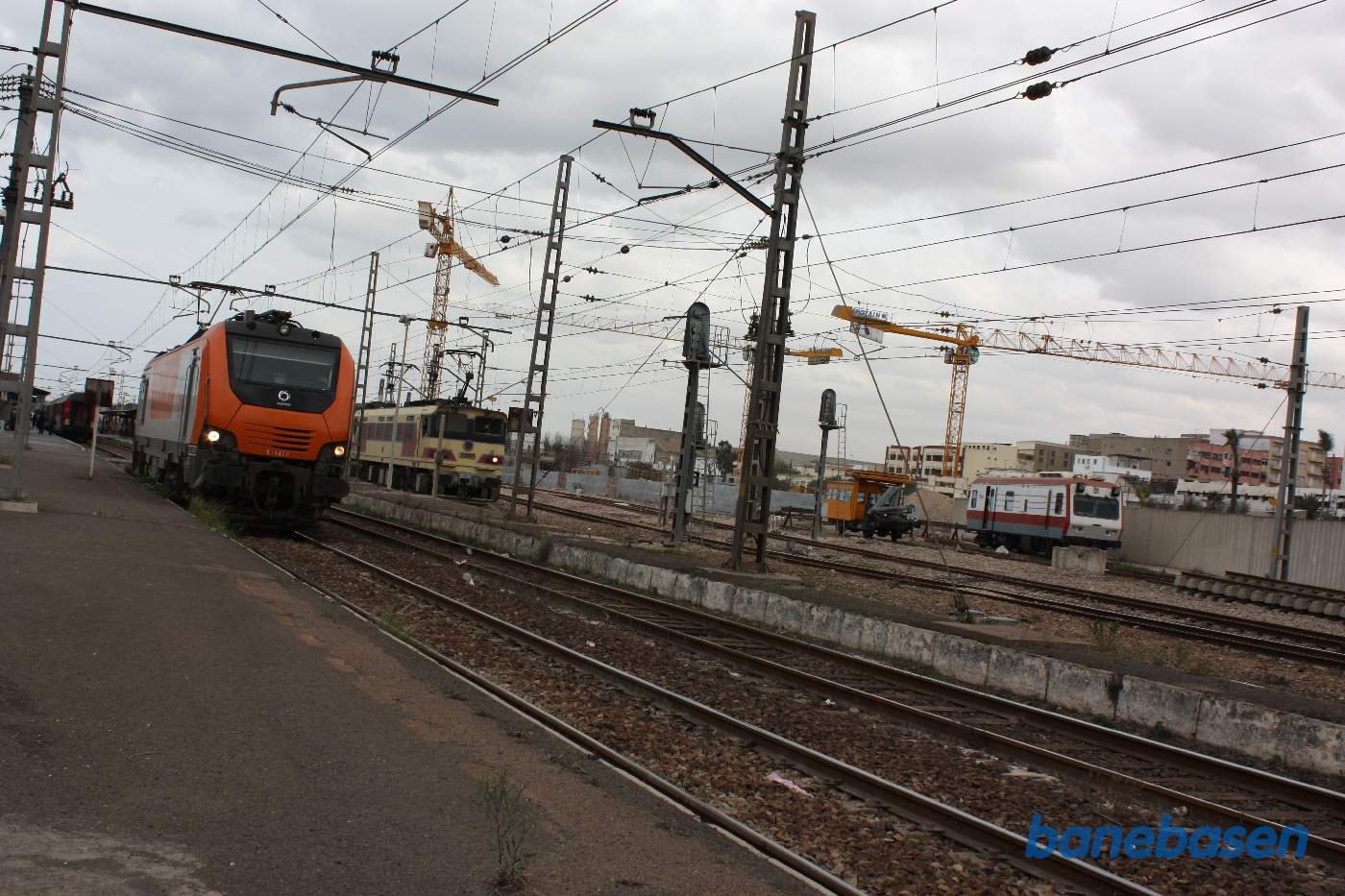 Det elektriske lokomotiv er koblet fra persontogets vogne og rangerer væk