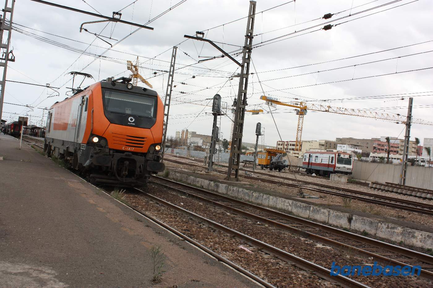 Det elektriske lokomotiv er koblet fra persontogets vogne og rangerer væk