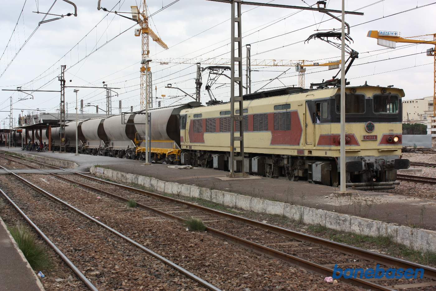 Et godstog triller gennem stationen