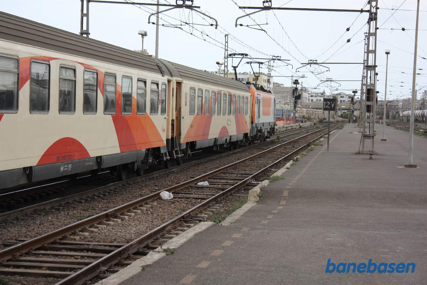 Et persontog holder ved den anden perron