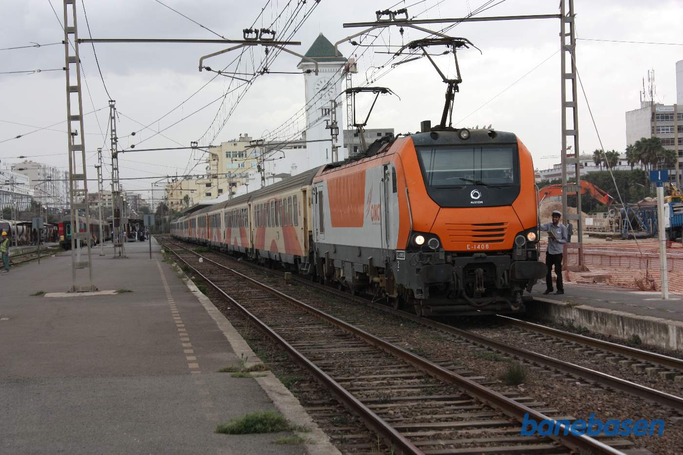 Et persontog holder ved den anden perron