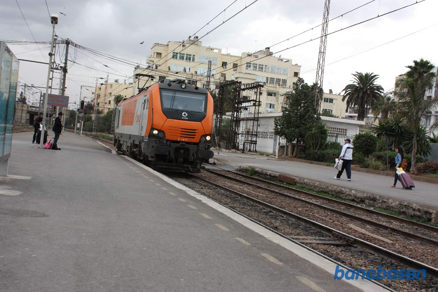 Det elektriske lokomotiv rangerer på stationen