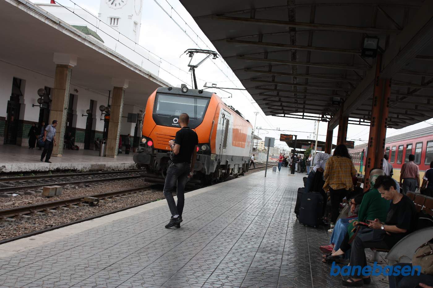 Det elektriske lokomotiv rangerer på stationen