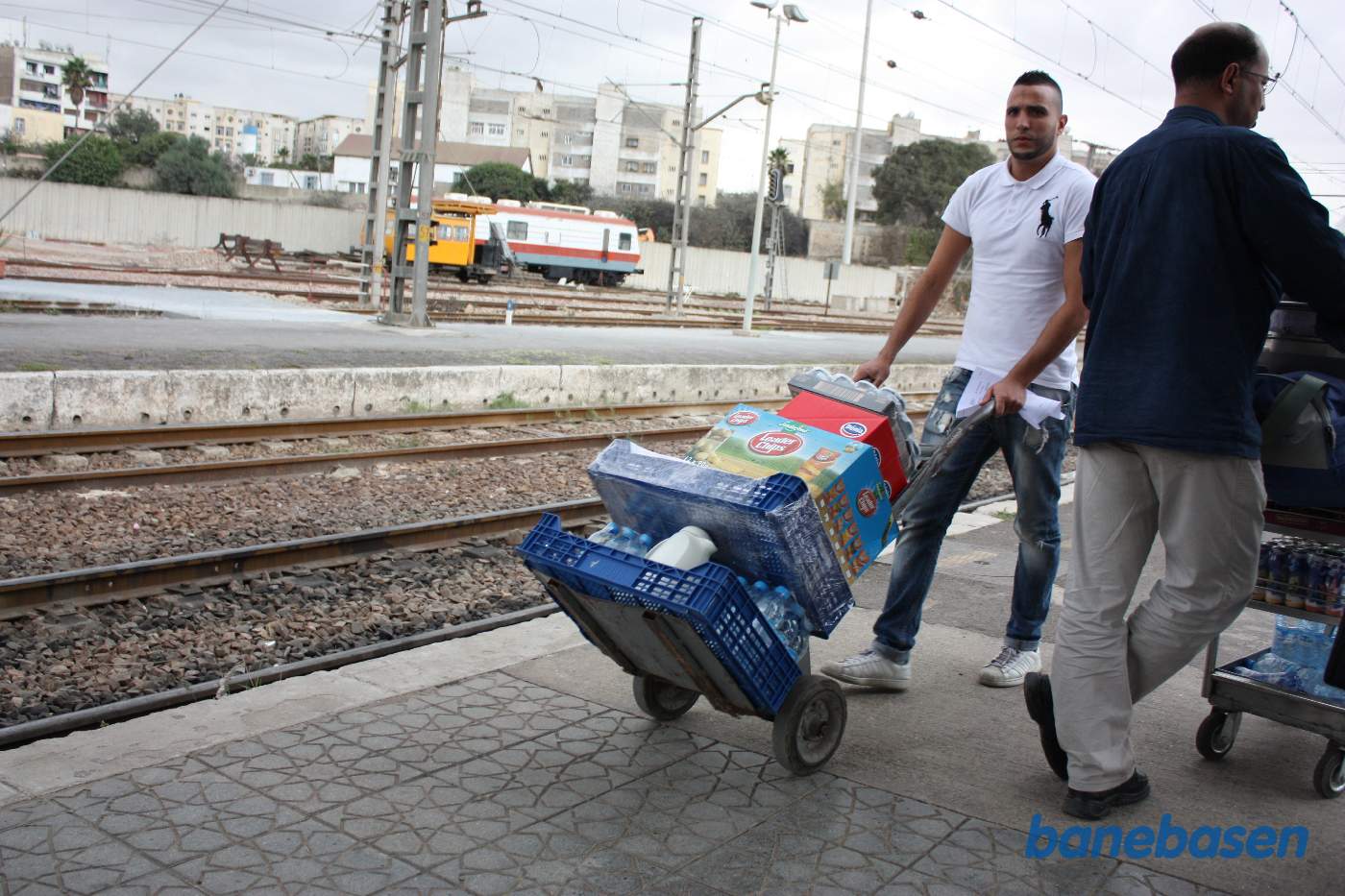 En mand med sækkevogn passerer forbi