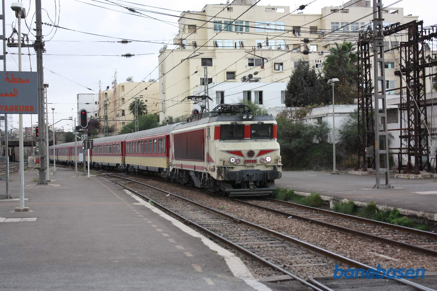 Et persontog på vej ind på stationen i spor 1