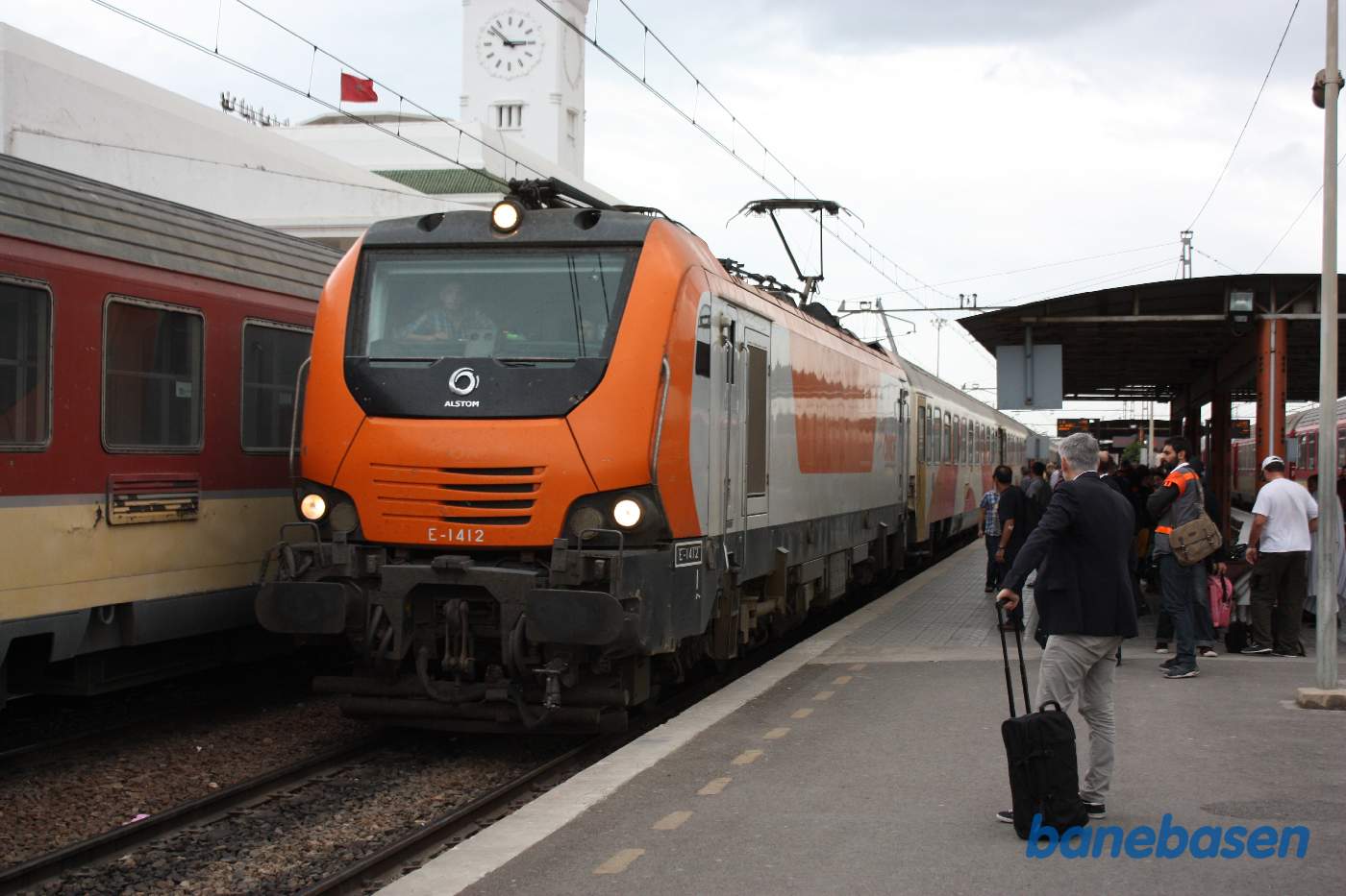 Tog i spor 2 er netop ankommet og de rejsende står forventningsfuldt og venter på at komme om bord