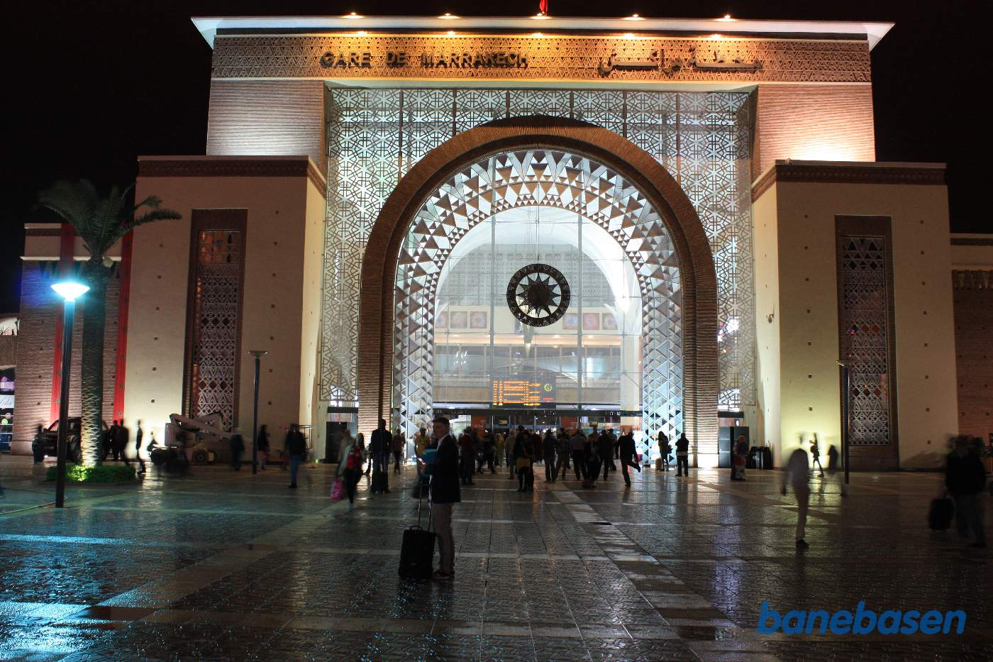 Aftenstemning på pladsen foran stationsbygningen