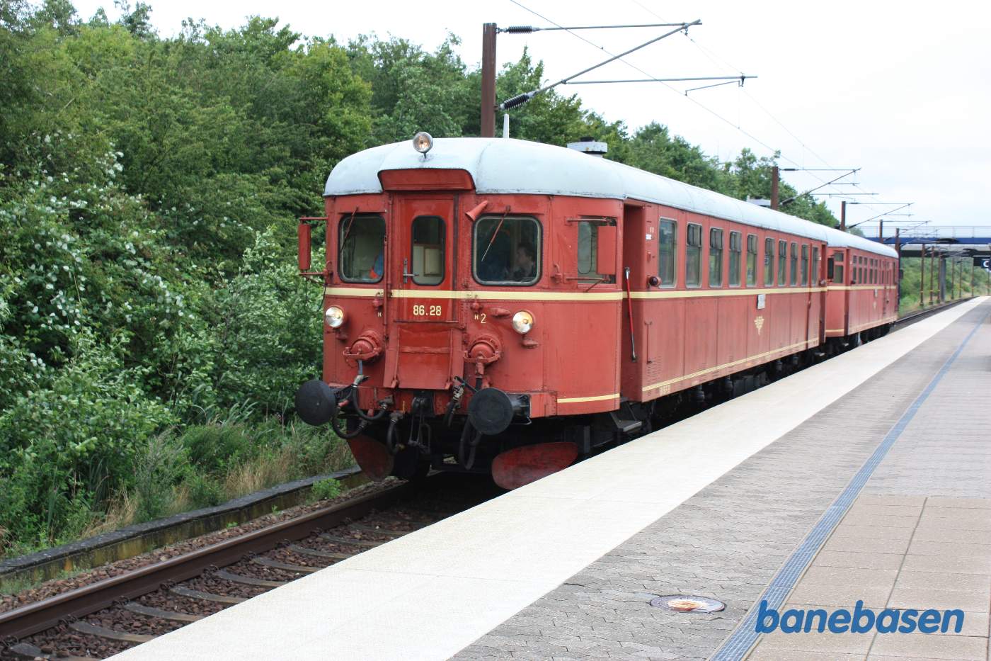 Toget holder i Korsør og venter på overhaling Toget holder i Korsør og venter på overhaling