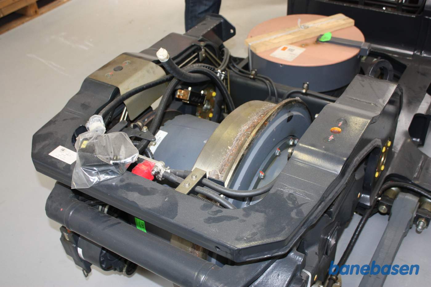 Nærbillede af et hjul med banemotor i en af de 3 bogier i værkstedet Nærbillede af et hjul med banemotor i en af de 3 bogier i værkstedet