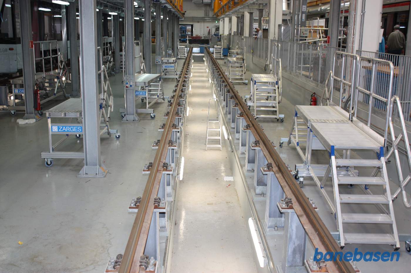 Værkstedsspor på søjler der gør det let at reparere togets undervogn både inde- og udefra Værkstedsspor på søjler der gør det let at reparere togets undervogn både inde- og udefra