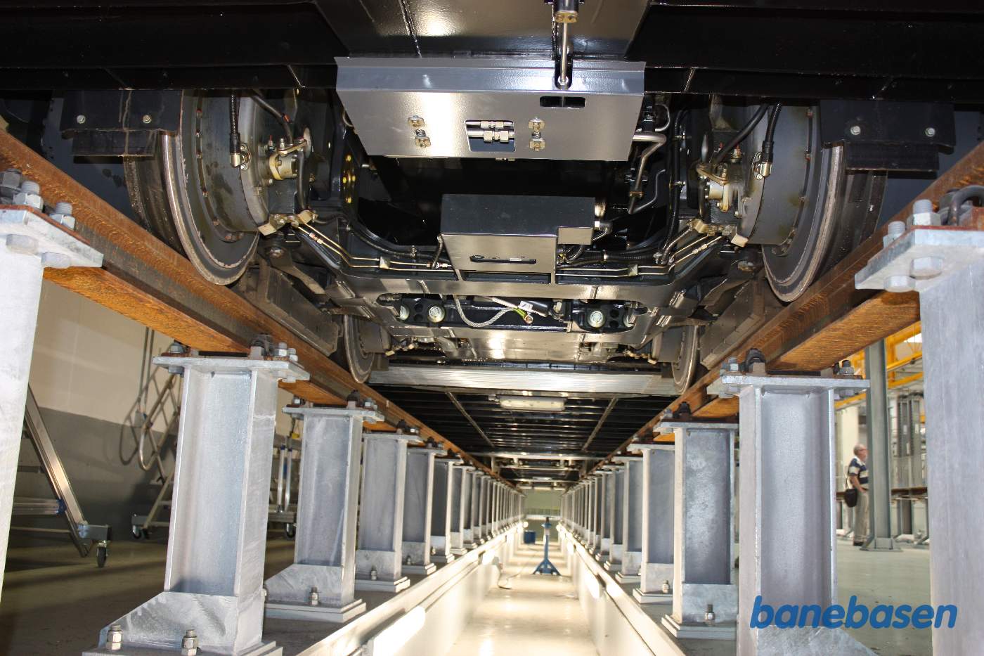 Vi er nede i "graven" og kigger op under et letbanetog