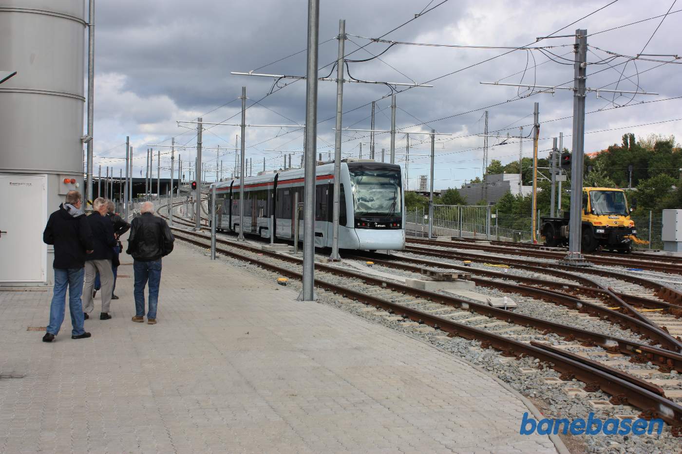 Et letbanetog holder på et af udkørselssporene