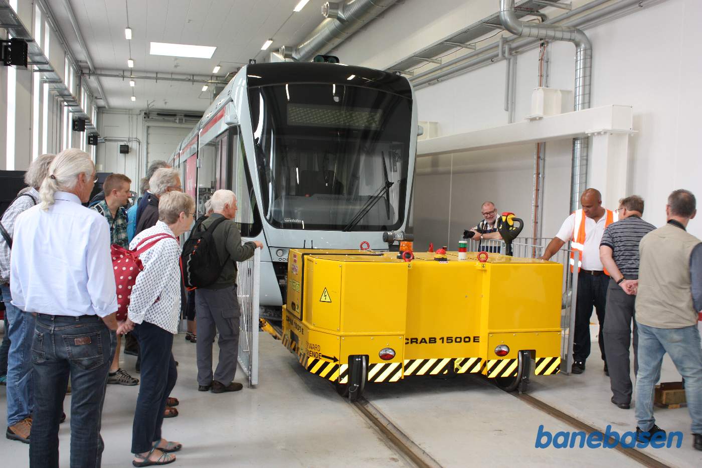 Gul elektrisk rangermaskine til flytning af tog i værkstedet