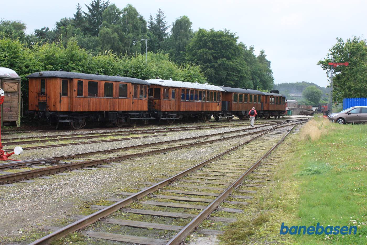 Triangel motortog i sidesporet ved remisen. Stationens udkørselssignal ses til højre Triangel motortog i sidesporet ved remisen. Stationens udkørselssignal ses til højre