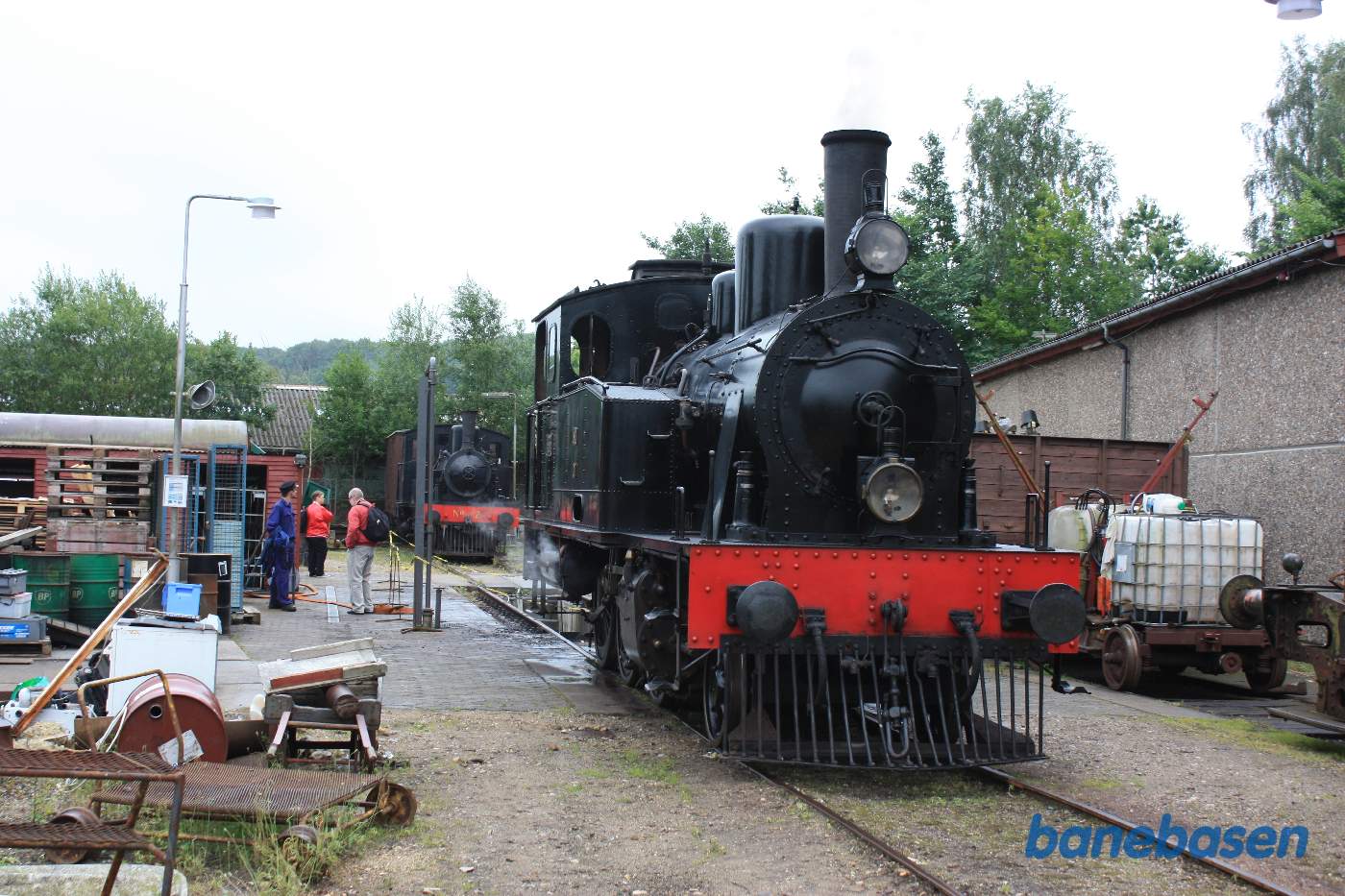 Dagens damplokomotiv holder klar udenfor remisen