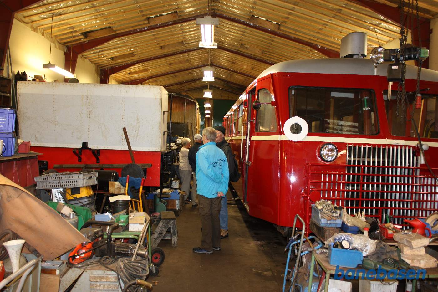 Gæsterne besøger remisen, hvor en flot rød skinnebus holder