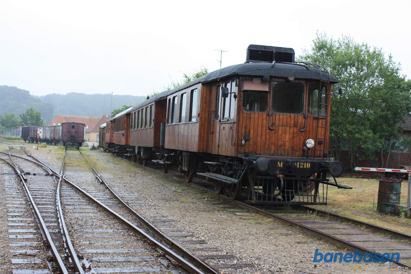 Triangel motortog i sidesporet ved remisen