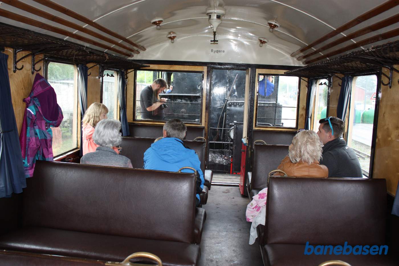 Et billede inde i den første personvogn HFHJ 51