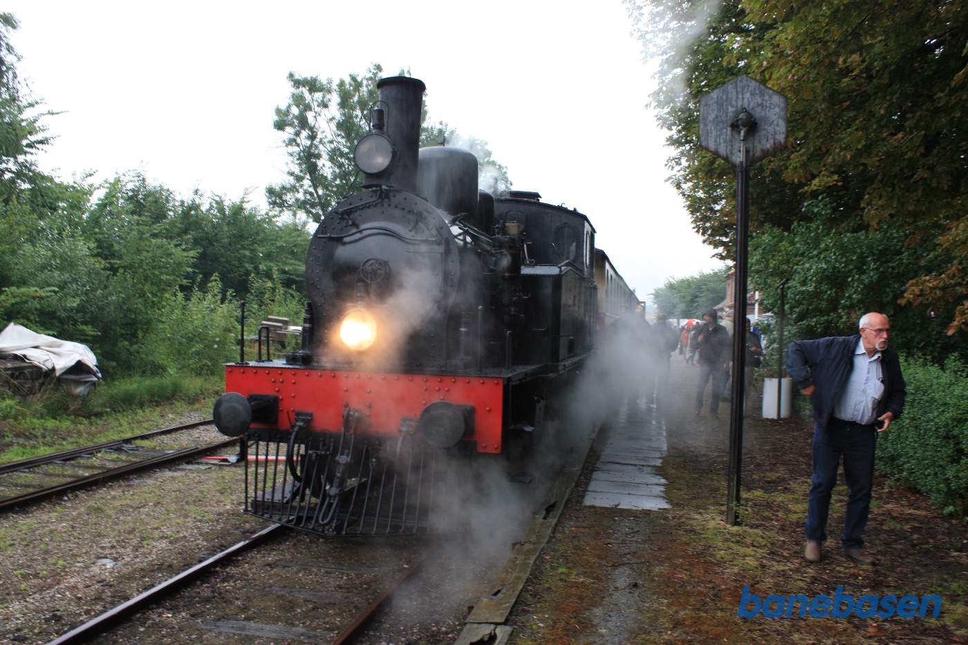 Damptoget er ankommet til True, hvor gæsterne stiger ud af toget