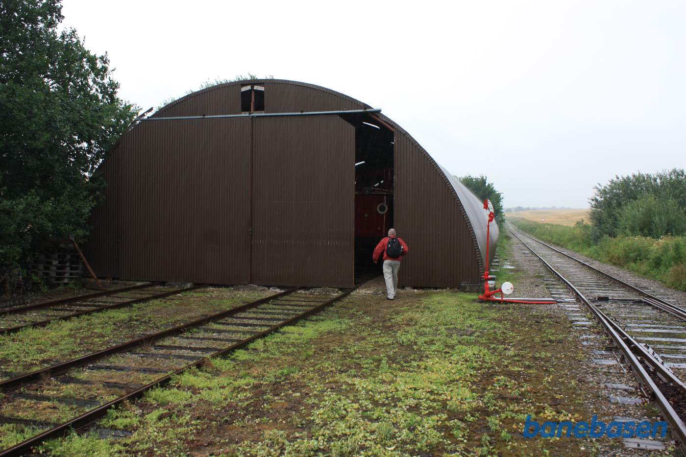 Vognhallen i Handest med hovedsporet til Mariager til højre