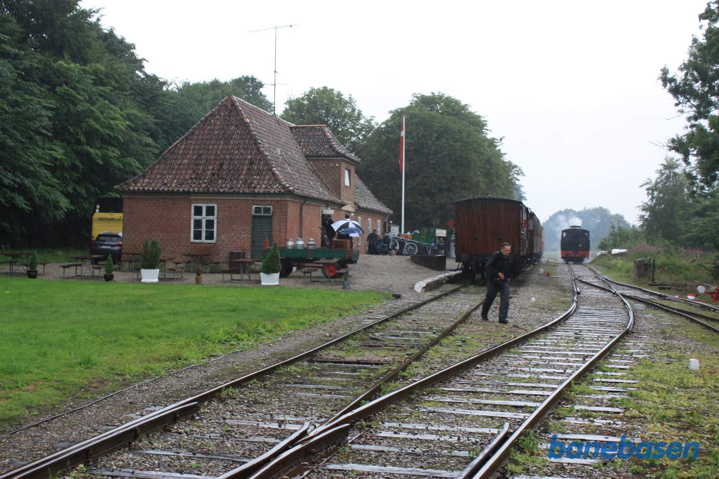 Damplokomotivet rangerer i Handest, stationsbygningen til venstre