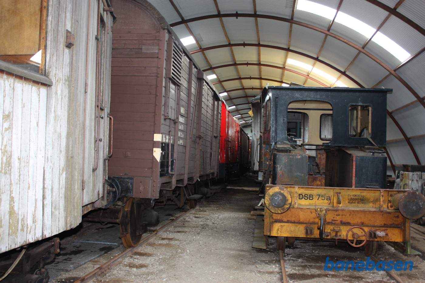 Et vue ind i vognhallen