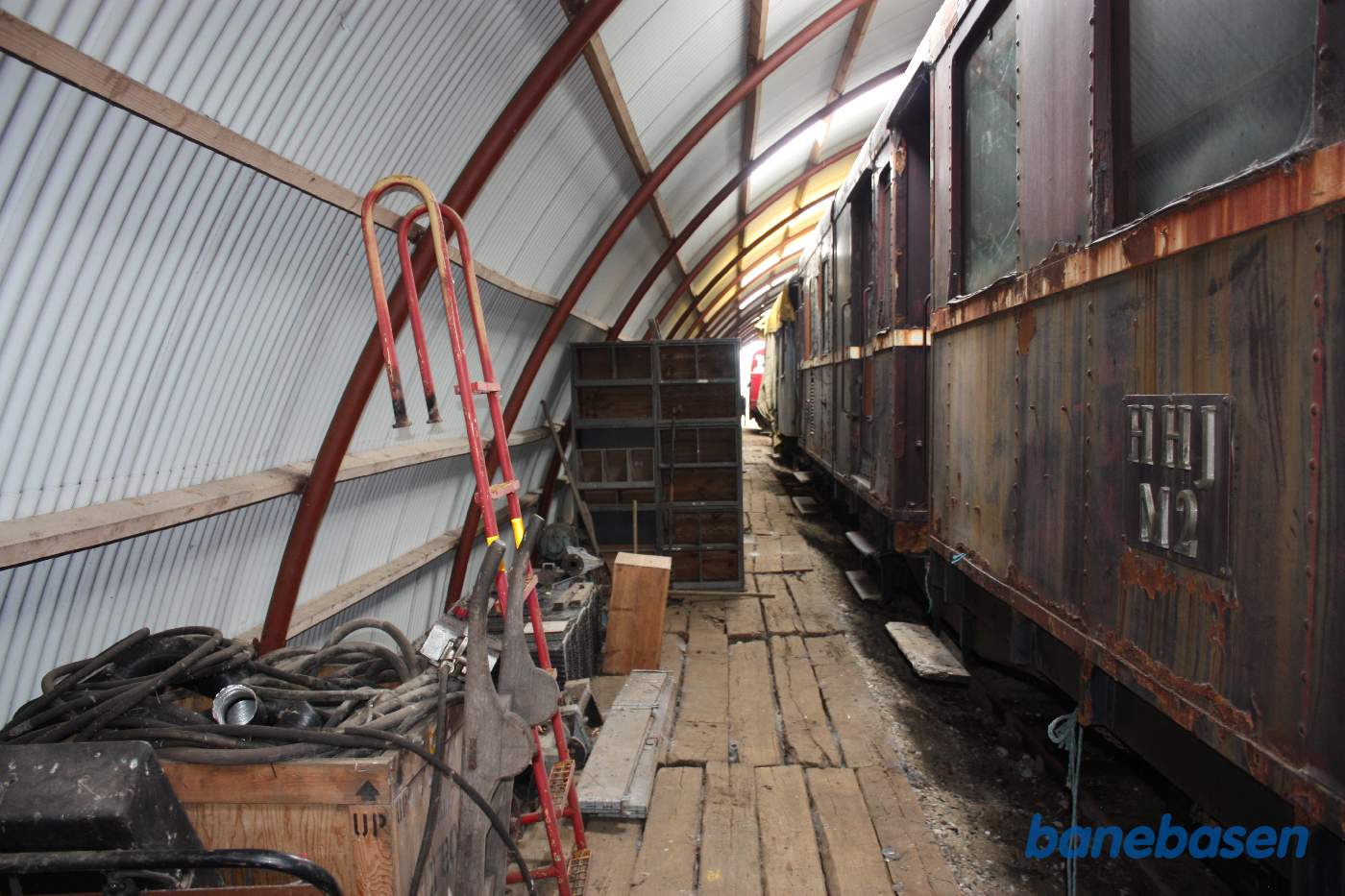 Et vue ind i vognhallen