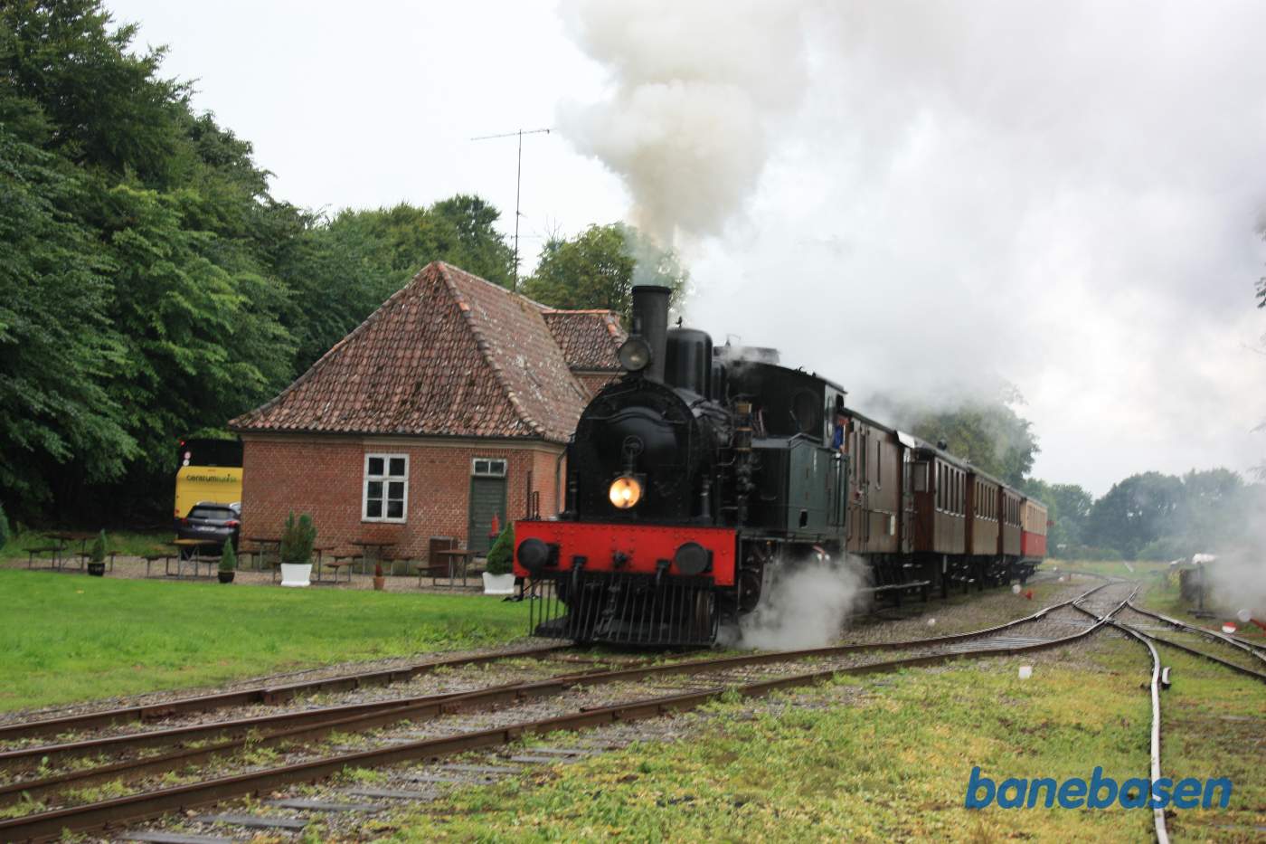 Persontog til Mariager på vej ud af stationen Persontog til Mariager på vej ud af stationen