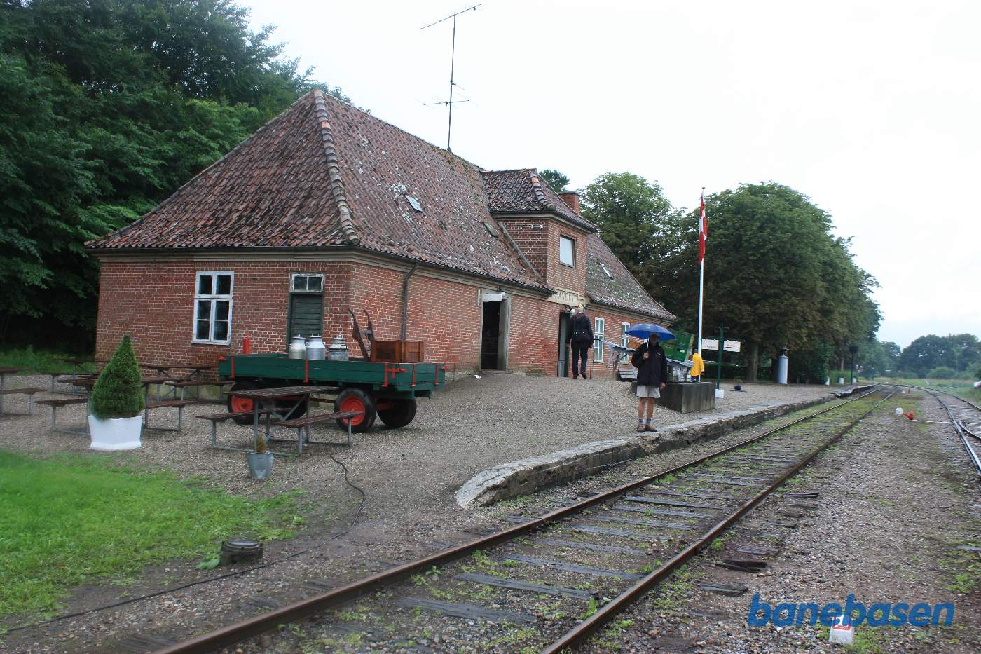 Billede af stationsbygningen uden tog på stationen