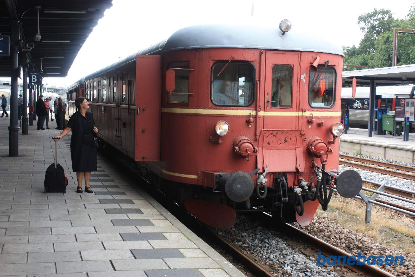 DSB togfører hilser på personalet i udflugtstoget