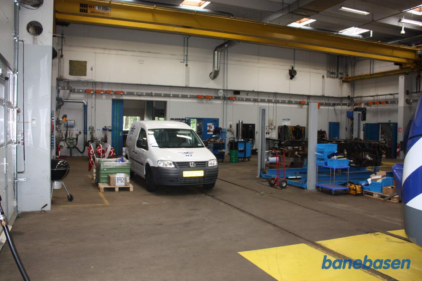 En af banens tjenestebiler holder i værkstedet