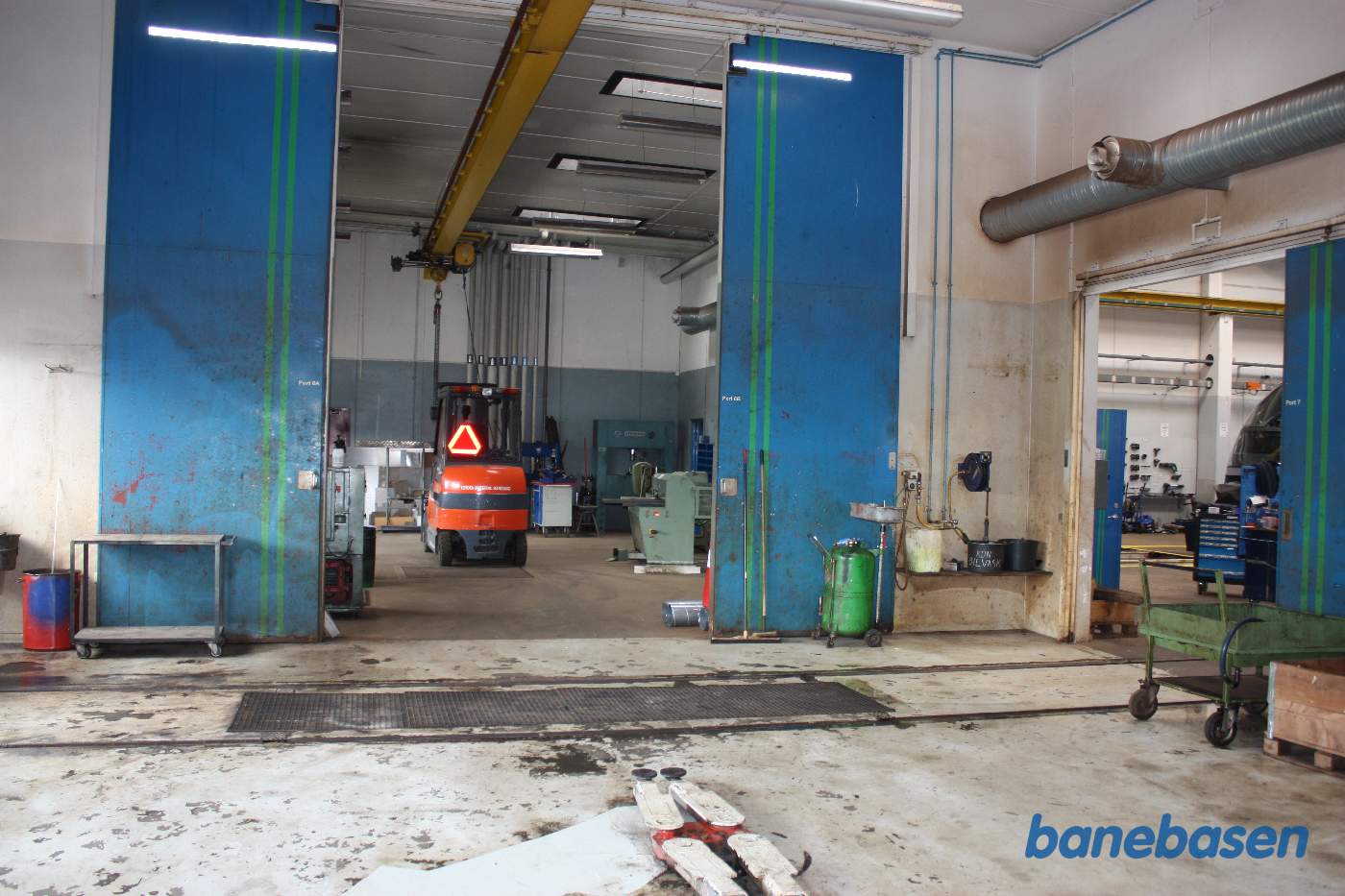 Et vue inde i remisen af værkstedet, man kalder det "Baglandet"