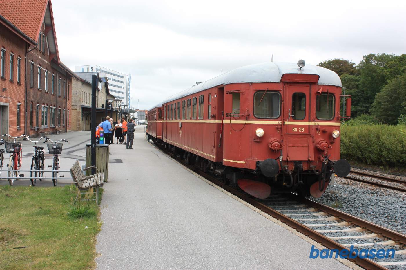 Udflugtstoget holder ved perron, klar til at køre til Hirtshals