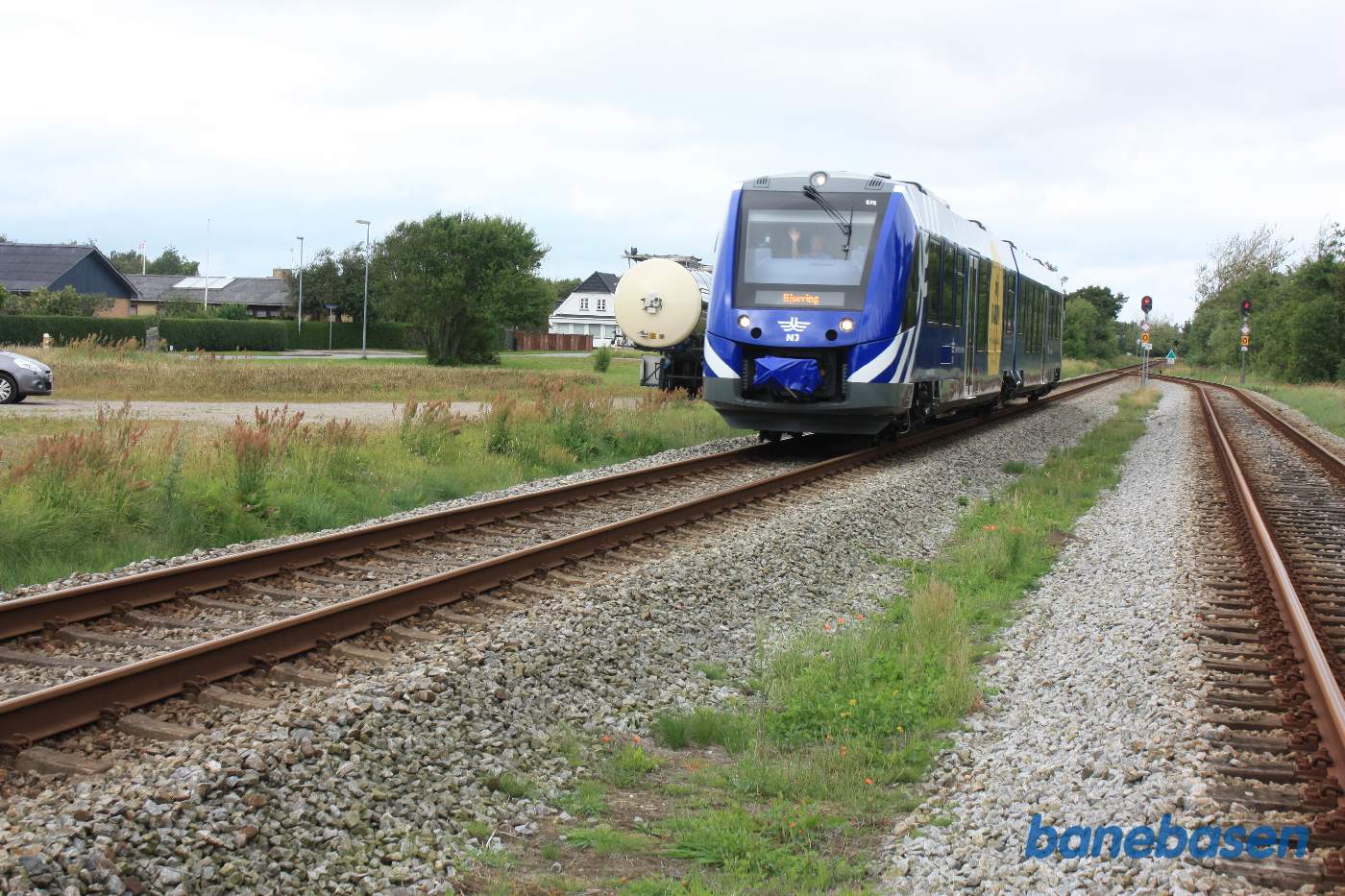 Et Nordjyske Jernbaners tog på vej ind på stationen på vej til Hjørring
