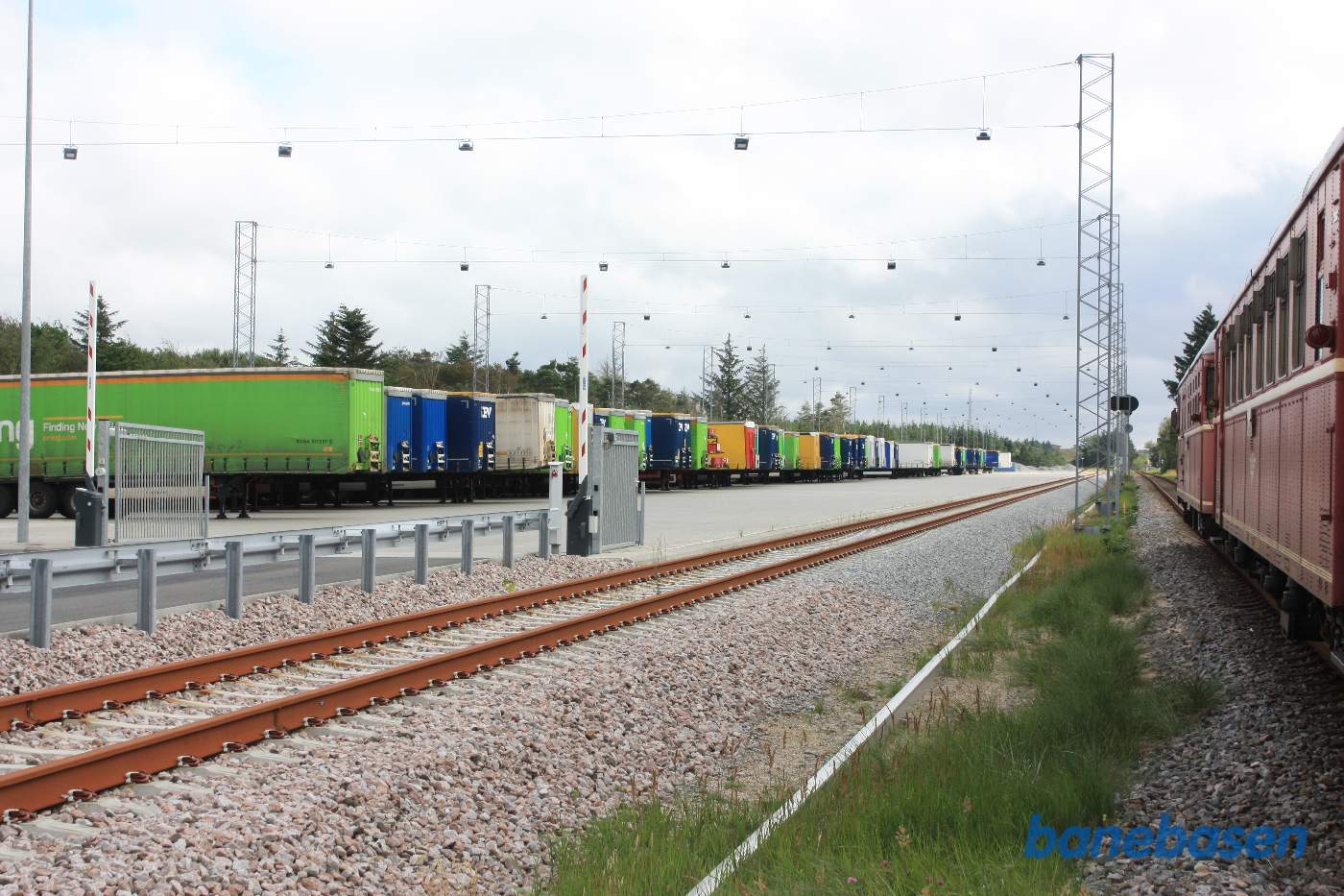 Det nye container omladespor, hvor containerne læsses på togvogne og transporteres sydover Det nye container omladespor, hvor containerne læsses på togvogne og transporteres sydover