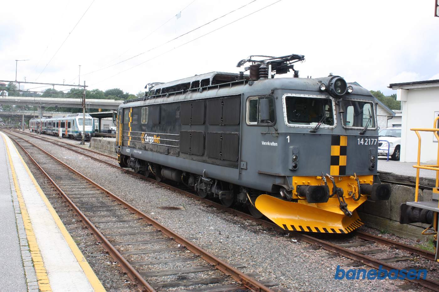 Et elektrisk lokomotiv fra Cargo Net i sidesporet