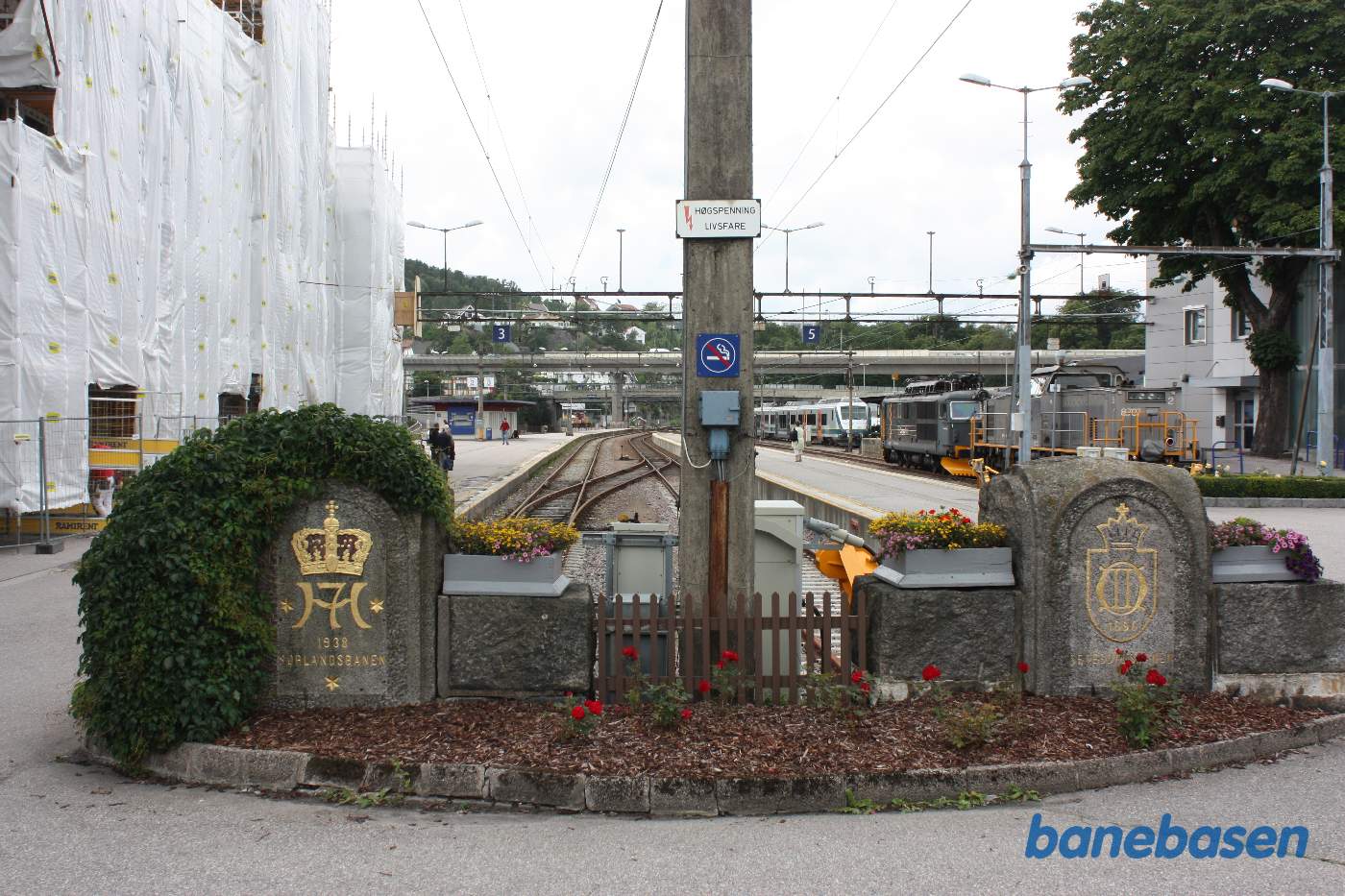 Billede af begge mindesten