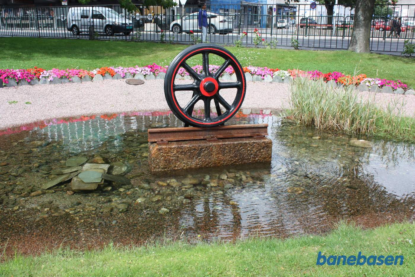 Jernbanehjul på skinne i den lille park på stationen