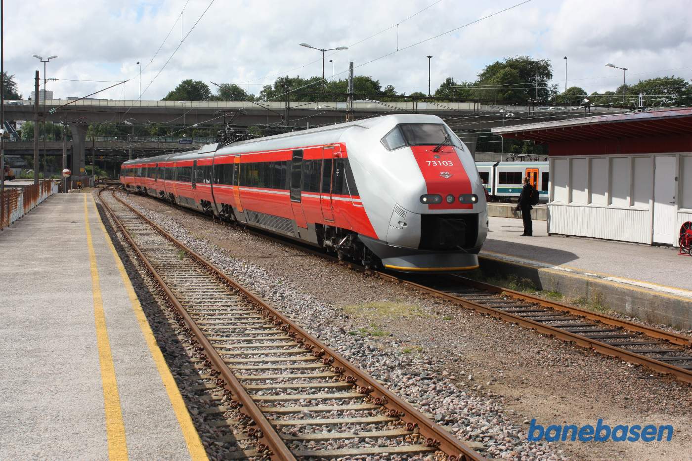 Elektrisk togsæt på vej ind på stationen