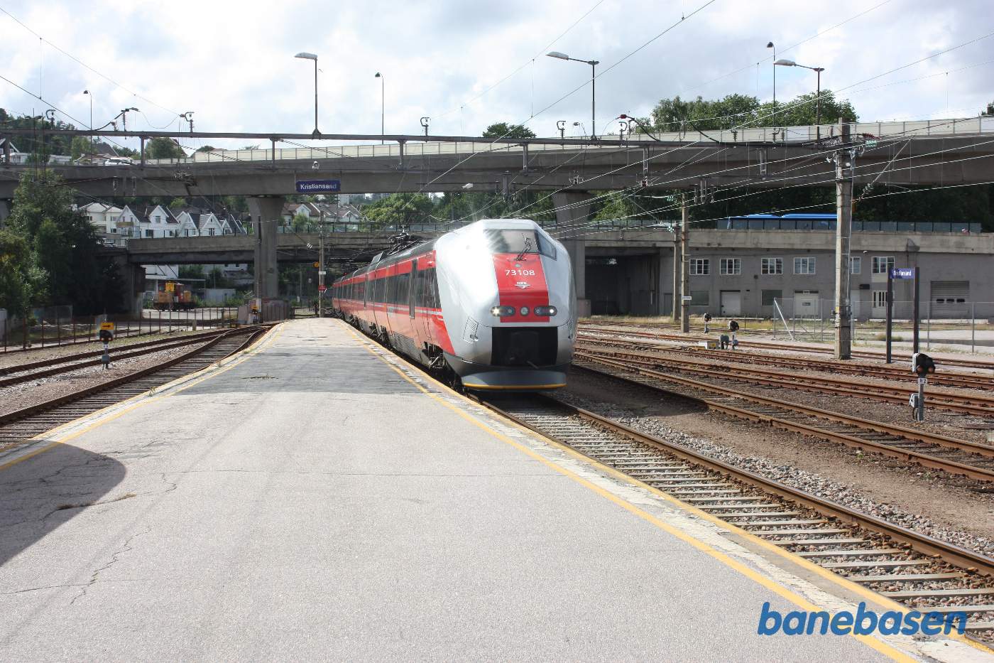 Elektrisk togsæt på vej ind på stationen i spor 3