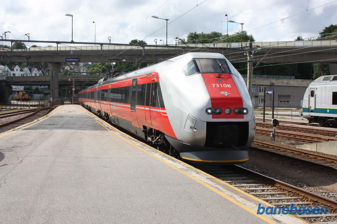 Elektrisk togsæt på vej ind på stationen i spor 3