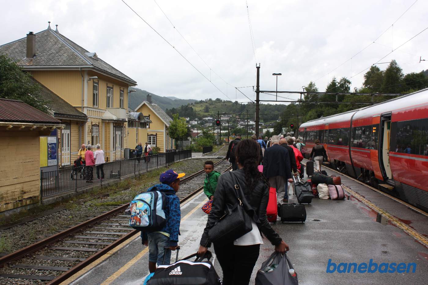 Grundet sporarbejde, blev toget tømt her og rejsen fortsatte i togbus