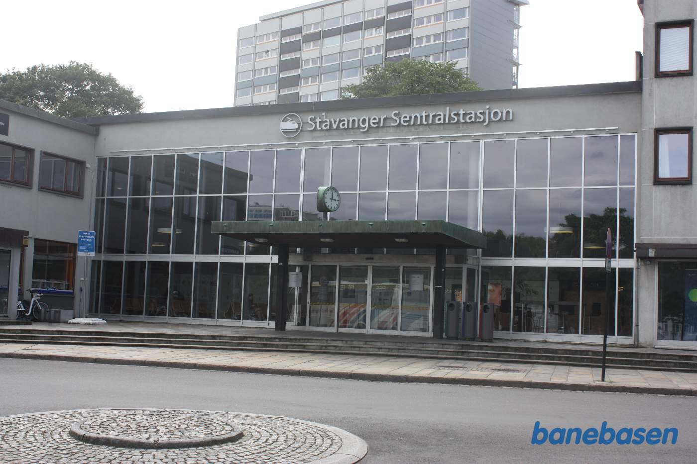 Billede af stationsbygningen set fra vejen