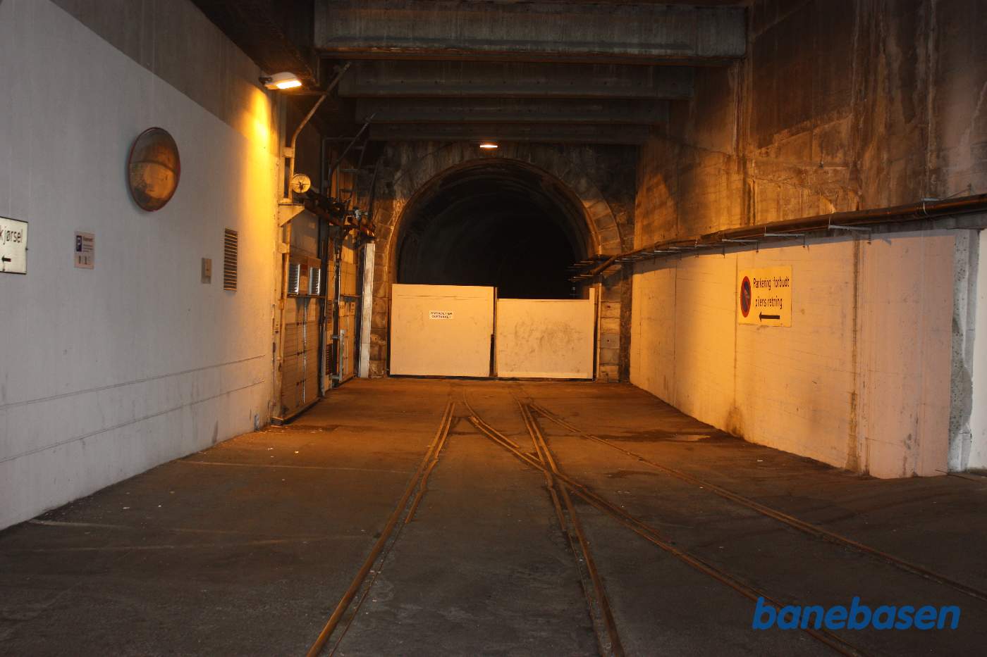 Her ses tunnelportalen for havnebanen under byen. Vi kigger i retning af stationen og har havnen bag fotografen