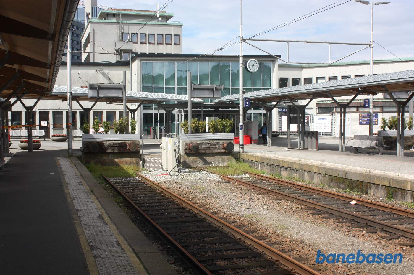 Et vue ud over sporene på sentralstationen, stationsbygningen ses i baggrunden