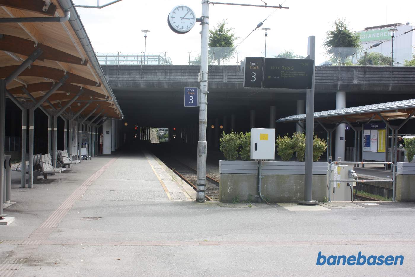 Et vue ud over sporene på sentralstationen. Bemærk at toget til Oslo er aflyst på grund af sporarbejde