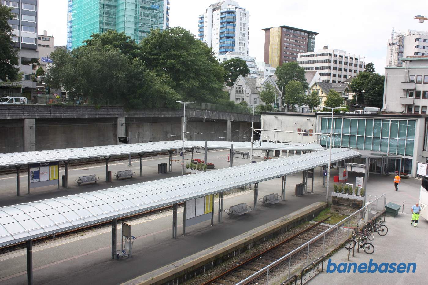 Et vue ud over sporene på sentralstationen, stationsbygningen ses i baggrunden til højre
